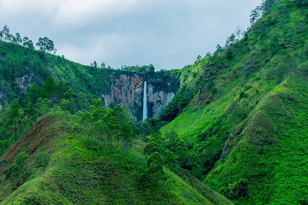 Sipiso-piso waterfall and its green gorge near Tongging