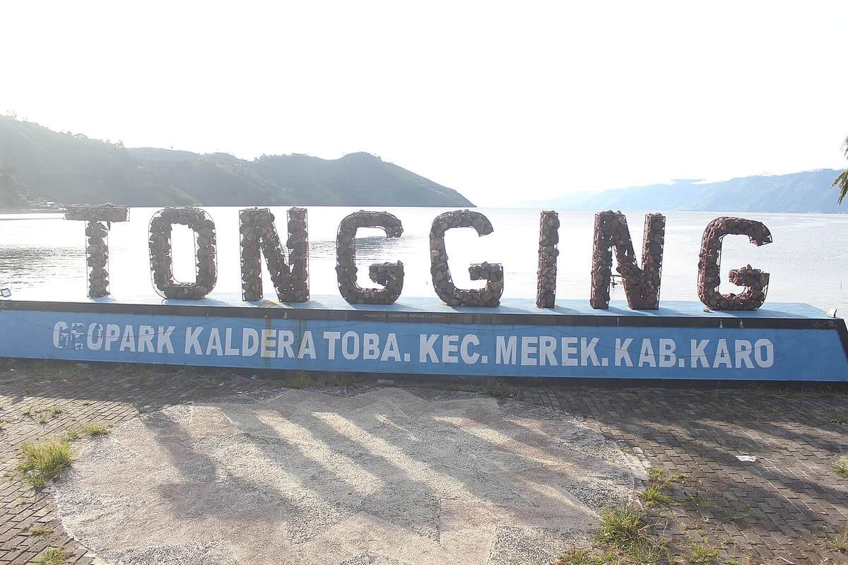 The Tongging sign at the northern end of Lake Toba